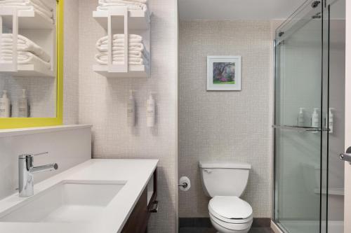 Ένα μπάνιο στο Hampton Inn Columbia Northeast-Fort Jackson Area