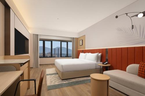 Ένα ή περισσότερα κρεβάτια σε δωμάτιο στο Hilton Garden Inn Shenzhen Pingshan Chaoshang Plaza