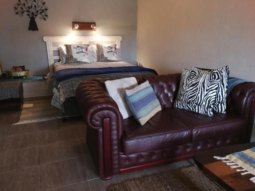 Postel nebo postele na pokoji v ubytování Meerkat Manor