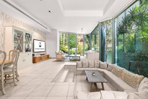 Posezení v ubytování Sunlit Glasshouse Oasis with Private Pool