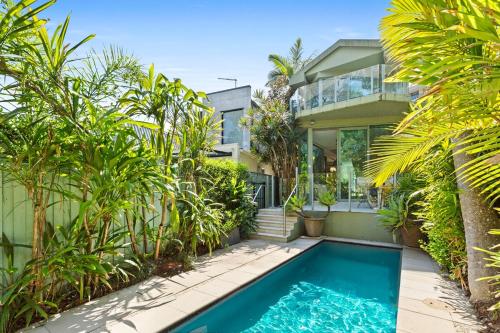 Bazén v ubytování Sunlit Glasshouse Oasis with Private Pool nebo v jeho okolí