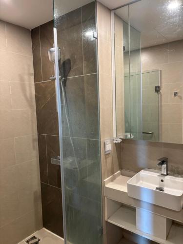 ein Badezimmer mit Dusche und Waschbecken in der Unterkunft The Sóng Homestay Vibes by the Sea in Vũng Tàu