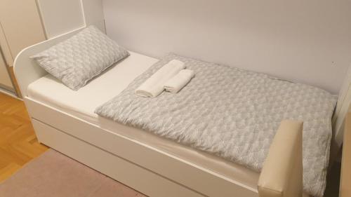 a white bed with two white pillows on it at Apartman 44, sa garažom, Mejdan Banja Luka in Banja Luka