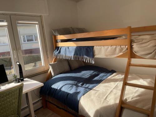 En eller flere senge i et værelse på Schönes Apartment mit Wintergarten