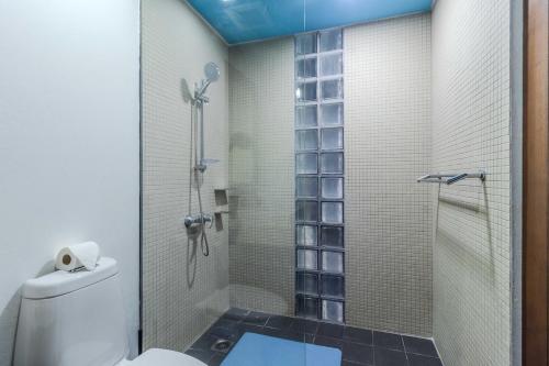 Ένα μπάνιο στο C254 Condo 2BR Pool View Short Walk to Beach