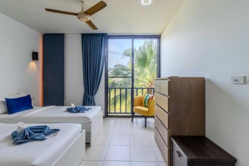 Ένα ή περισσότερα κρεβάτια σε δωμάτιο στο C254 Condo 2BR Pool View Short Walk to Beach