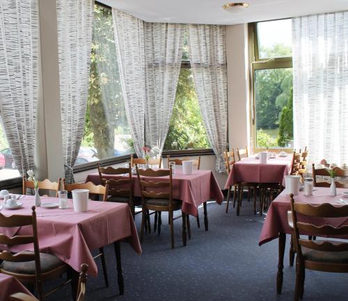 A restaurant or other place to eat at Hotel Wakenitzblick