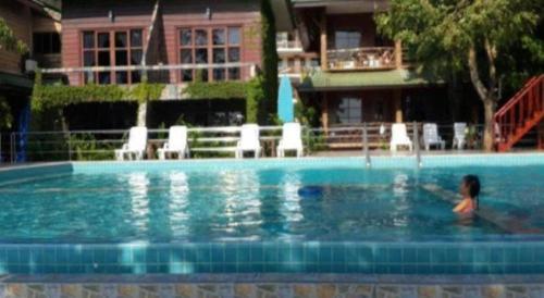 uma pessoa na água de uma piscina em Buffalo Bill Hotel Koh Chang em Ko Chang