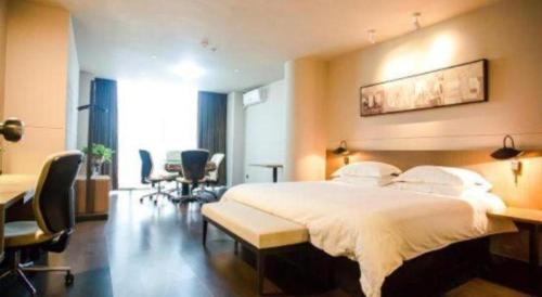 Ένα ή περισσότερα κρεβάτια σε δωμάτιο στο Jinjiang Inn select Hotel Kunming Economic Development Zone Kunming College