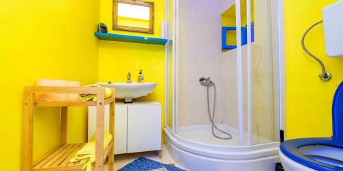 Et badeværelse på Losinj haus with pool