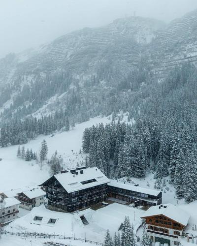 Hotel Kristberg in Lech with SPA, outdoor pool and view