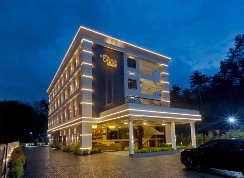 un edificio con un'auto parcheggiata di fronte di Oban Residency a Karukachal