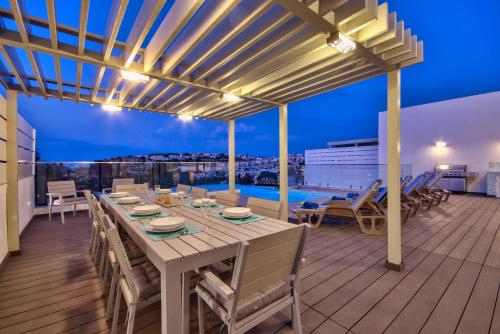 Restaurant o un lloc per menjar a Villa Gaia - Sunset Views, Indoor Heated Pool, Sauna and Games Room