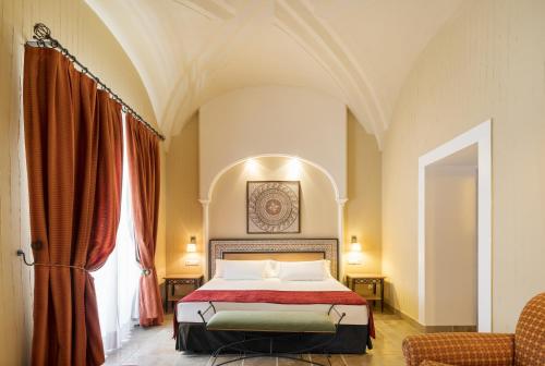Un dormitorio con una cama y una ventana grande. en Hotel Ilunion Mérida Palace, en Mérida