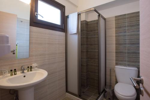 ジアロヴァにあるImathoessaのバスルーム(トイレ、洗面台、シャワー付)