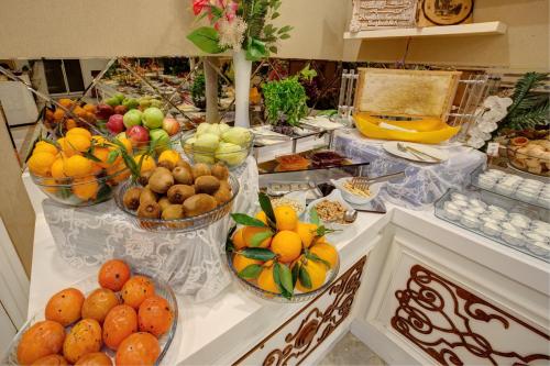 KapuluörenにあるNavona Otel Mersinのカウンターでのビュッフェ(果物、野菜を含む)