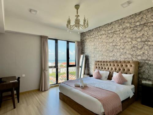 una camera da letto con un letto grande e una grande finestra di Deluxe Seaview Suite Tripe Bed with bath tub 13A a Tanjong Tokong