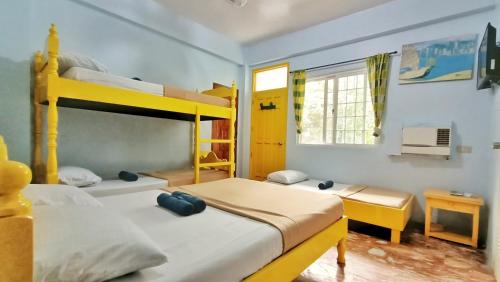 Un dormitorio con dos literas y una ventana. en Scenic View Tourist Inn, en San Juan