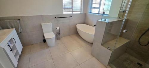 Et badeværelse på Groom's Seacret - Sleeps 10