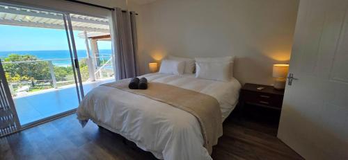 En eller flere senge i et værelse på Groom's Seacret - Sleeps 10