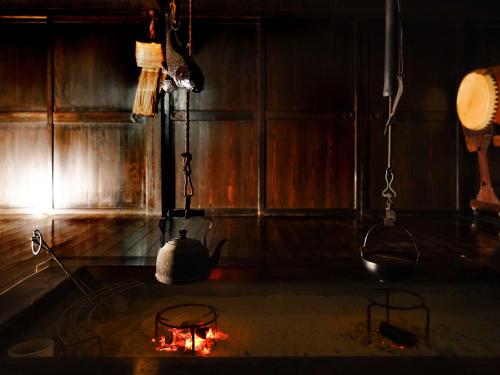 eine Küche mit Herd und Wasserkocher in der Unterkunft 信州の古民家宿 真秀ろばmahoroba in Nagano