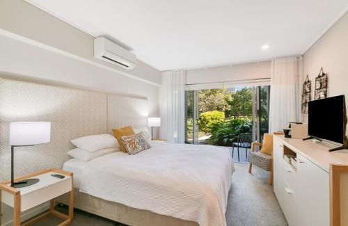 Ένα ή περισσότερα κρεβάτια σε δωμάτιο στο Garden View Hotel Room - Peppers Salt Resort by uHoliday