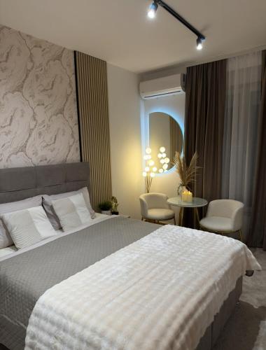 Postel nebo postele na pokoji v ubytování SpaNish FoROOM 2 apartman