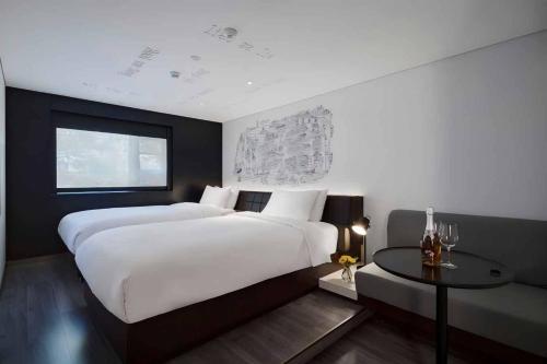 a large bedroom with two beds and a table at CitiGO Hotel, South Gate of Xi'an Bell Tower in Xi'an