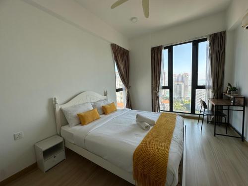 ein Schlafzimmer mit einem großen Bett und einem großen Fenster in der Unterkunft High Floor Seaview 2BR suites with Pool Sauna & Bathtub Near Gurney George Town JAZZ SUITES 253A in Tanjong Tokong