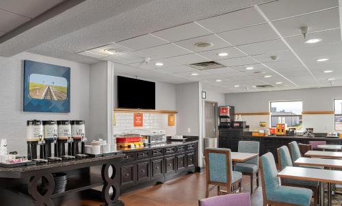 Μια τηλεόραση ή/και κέντρο ψυχαγωγίας στο Hampton Inn Elkhart