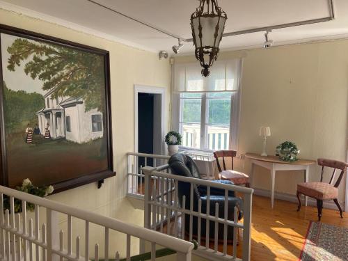 ein Wohnzimmer mit einem Gemälde an der Wand in der Unterkunft Augustas Bed & Breakfast in Rättvik