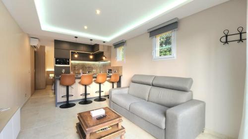 ein Wohnzimmer mit Sofa und Tisch in der Unterkunft Appartement de standing avec jacuzzi in Le Val