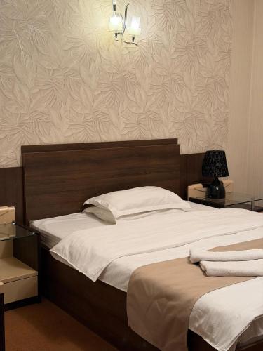 Un pat sau paturi într-o cameră la Хуа Шанг