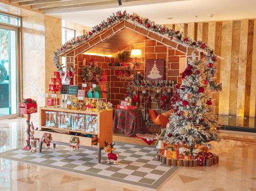深セン市にあるJW Marriott Hotel Shenzhenの真ん中にクリスマスツリーがあるクリスマスストア
