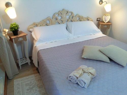 a bedroom with a bed with towels on it at La Casetta Holiday Home in Alghero