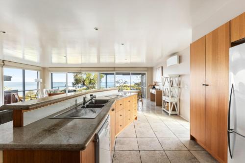 Η κουζίνα ή μικρή κουζίνα στο Louttit Bay Lookout