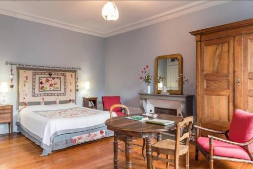 Ένα ή περισσότερα κρεβάτια σε δωμάτιο στο Chambre de Marie, Le Relais du Passe-heures