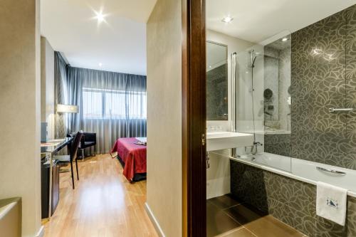 Bathroom sa Eurostars Executive