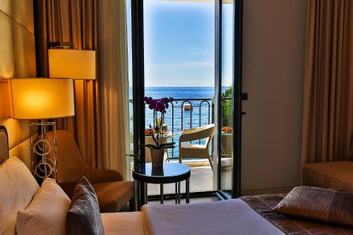 Zimmer mit Meerblick in der Unterkunft Hotel Riva by Aycon in Petrovac na Moru
