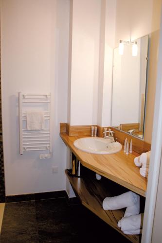a bathroom with a sink and a mirror at Résidence Thalacap in Cap d'Agde