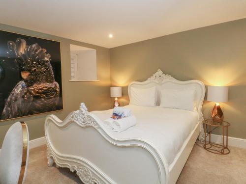 Un dormitorio con una cama blanca y una pintura en Lord William, en Preston