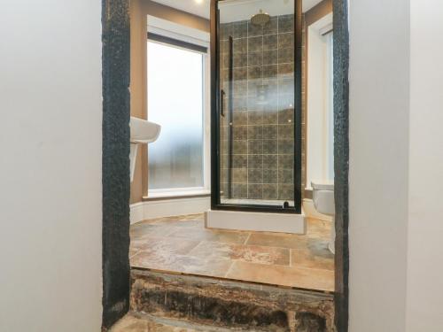 Un baño con ducha y ventana. en Lord William, en Preston