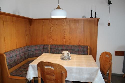 Ferienhaus Nr 125, Kategorie Economy, Feriendorf Hochbergle, Allgäu في Karlsebene: غرفة طعام مع طاولة وأريكة