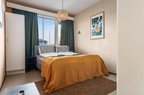 Postel nebo postele na pokoji v ubytování Polar Retro Base: 2BR near the City