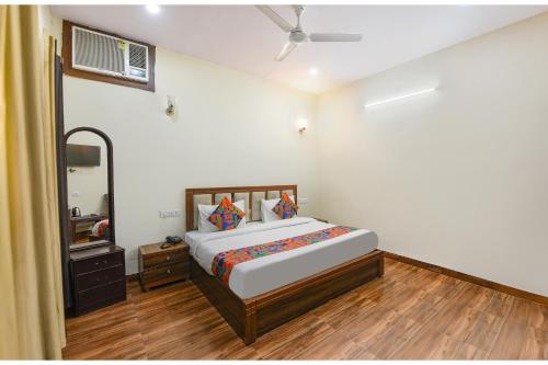 Un pat sau paturi într-o cameră la FabHotel Badal Inn