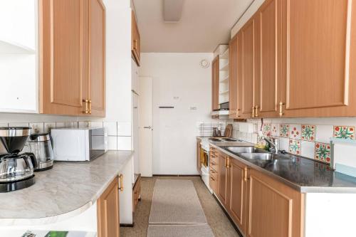 Kuchyň nebo kuchyňský kout v ubytování Polar Retro Base: 2BR near the City