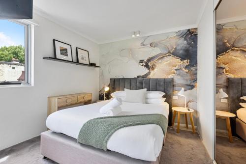 En eller flere senge i et værelse på Stylish 1-Bedroom Stay with Balcony & Amenities