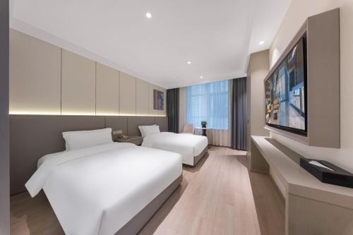 Giường trong phòng chung tại Royalton Hotel Hefei USTC