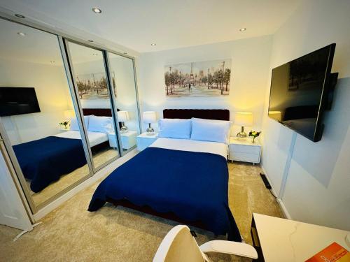 En eller flere senge i et værelse på Holly Cottage