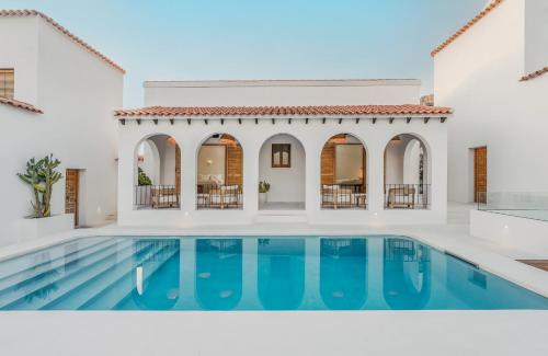 a villa with a swimming pool at Casa mimo units altea in Altea